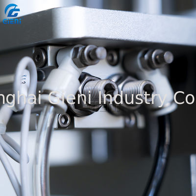 粘着性の化粧品に唇の光沢の充填機のサーボ モーター運転された持ち上がること