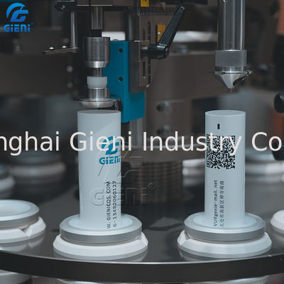 手のクリーム色の表面洗剤の歯磨き粉のプラスチック管の詰物および密封機械