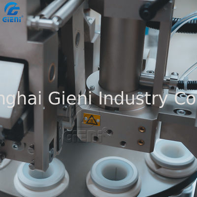 手のクリーム色の表面洗剤の歯磨き粉のプラスチック管の詰物および密封機械