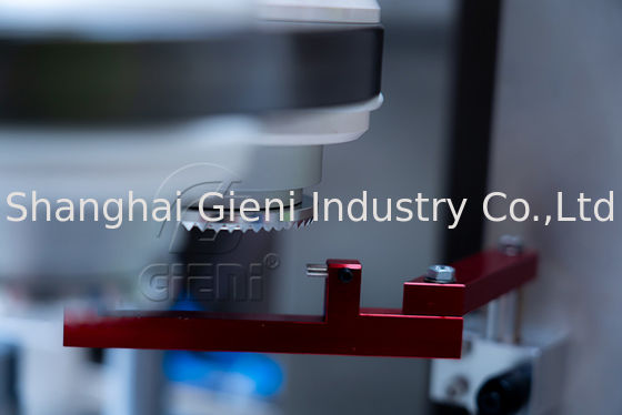 手のクリーム色の表面洗剤の歯磨き粉のプラスチック管の詰物および密封機械