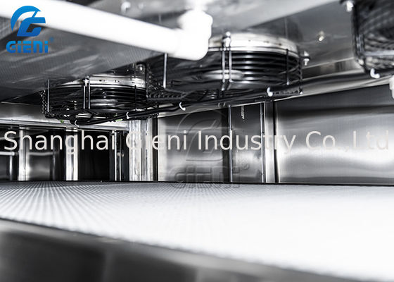 ボディは冷えるトンネルの化粧品の充填機をごしごし洗う