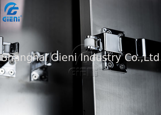 ボディは冷えるトンネルの化粧品の充填機をごしごし洗う