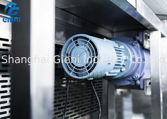 ボディは冷えるトンネルの化粧品の充填機をごしごし洗う