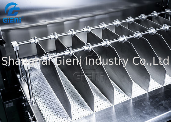 ボディは冷えるトンネルの化粧品の充填機をごしごし洗う