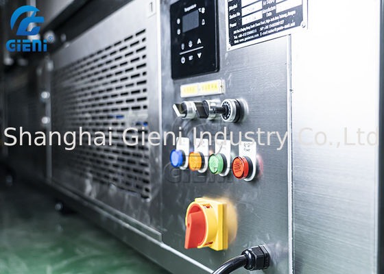 ボディは冷えるトンネルの化粧品の充填機をごしごし洗う